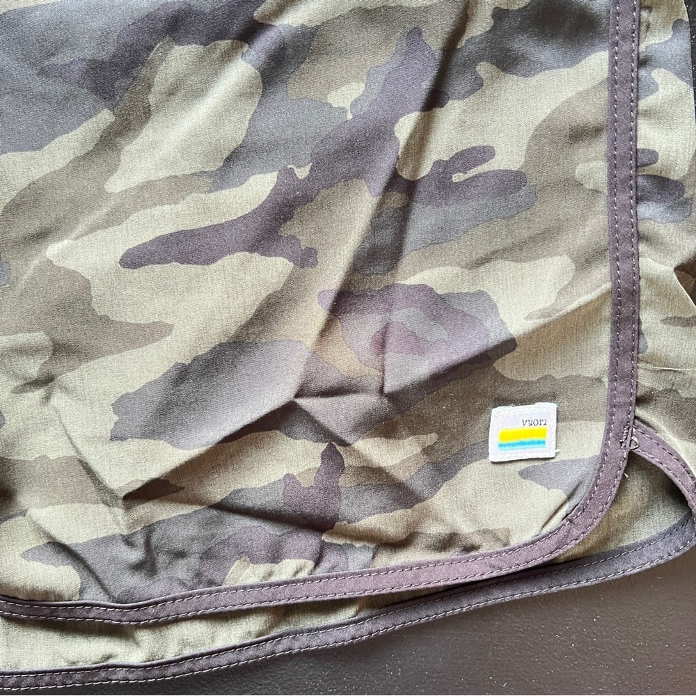 Vuori Banks Hybrid Green Camo Shorts Swim Trunks Men’s - Picture 3 of 11